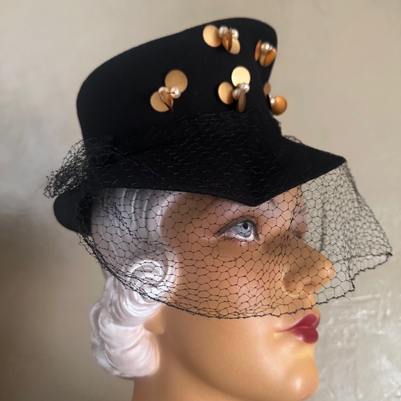 SOPHISTICATED 1930s\' BLACK FELT HAT WITH TALL CROWN, GOLD DISKS, PEARLS & VEIL main image 12